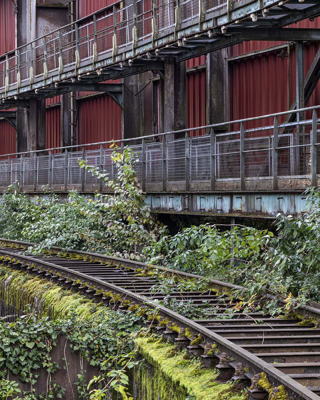 Vue intérieure de la Völklinger Hütte, structures industrielles et convoyeurs dans un site sidérurgique classé au patrimoine industriel.