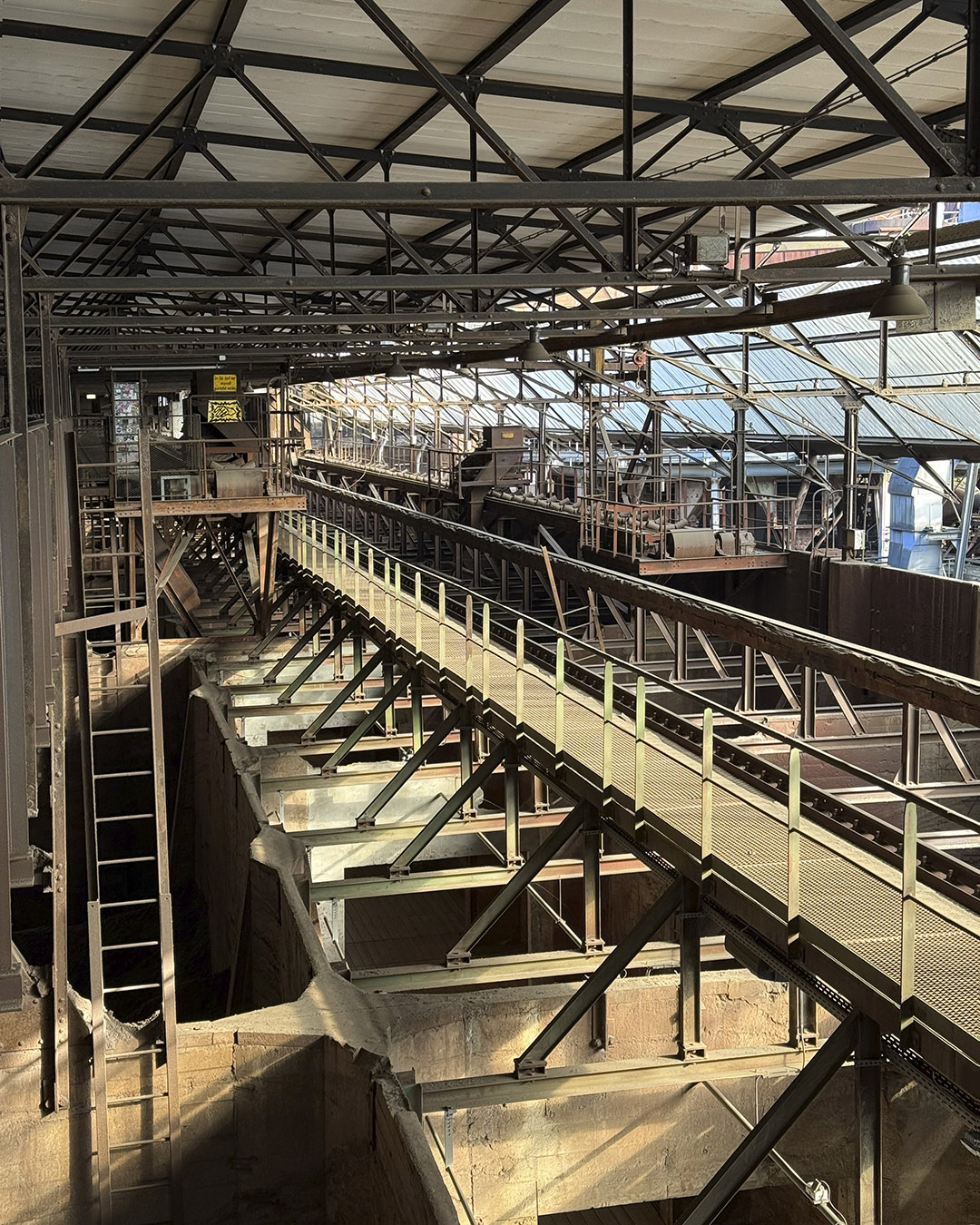 Photographie des structures métalliques et passerelles de la Völklinger Hütte, architecture industrielle et mémoire du travail.