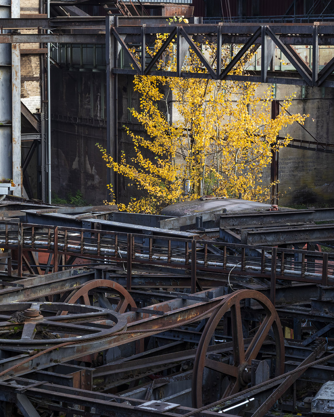 Mécanisme industriel à l’arrêt à la Völklinger Hütte, traces du geste et organisation du travail sidérurgique.